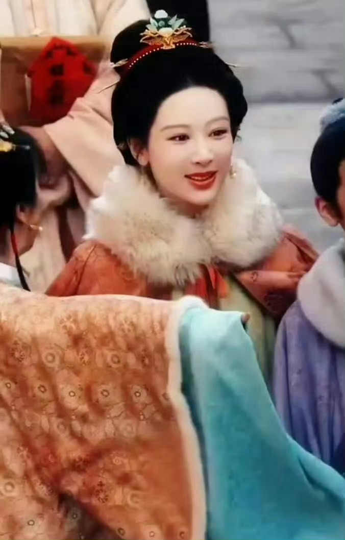 杨紫家业逛街路透，妆造蛮气质 ​​​