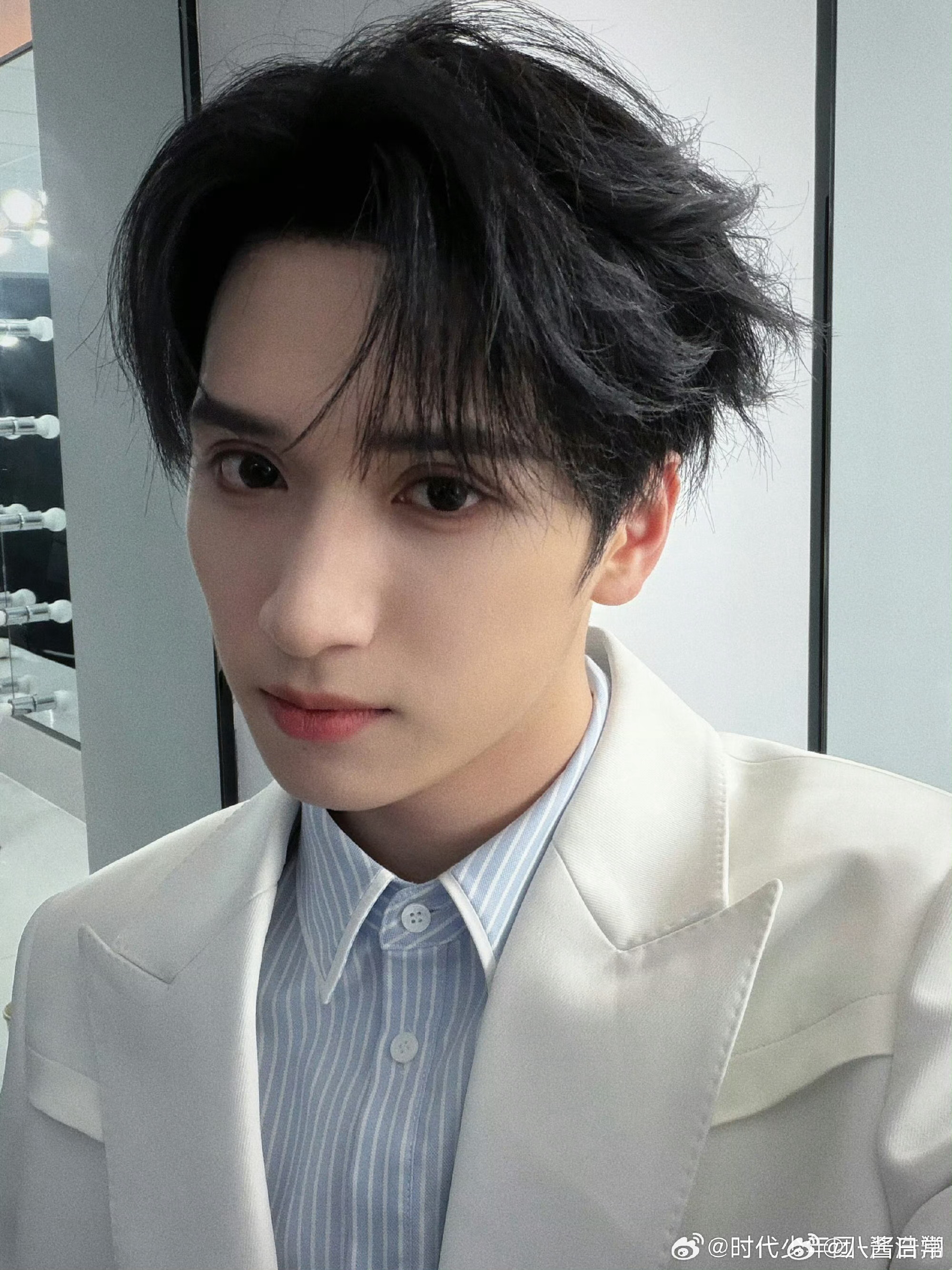 公司辟谣严浩翔恋情严浩翔 苏梅岛时代峰峻辟谣严浩翔谈恋爱