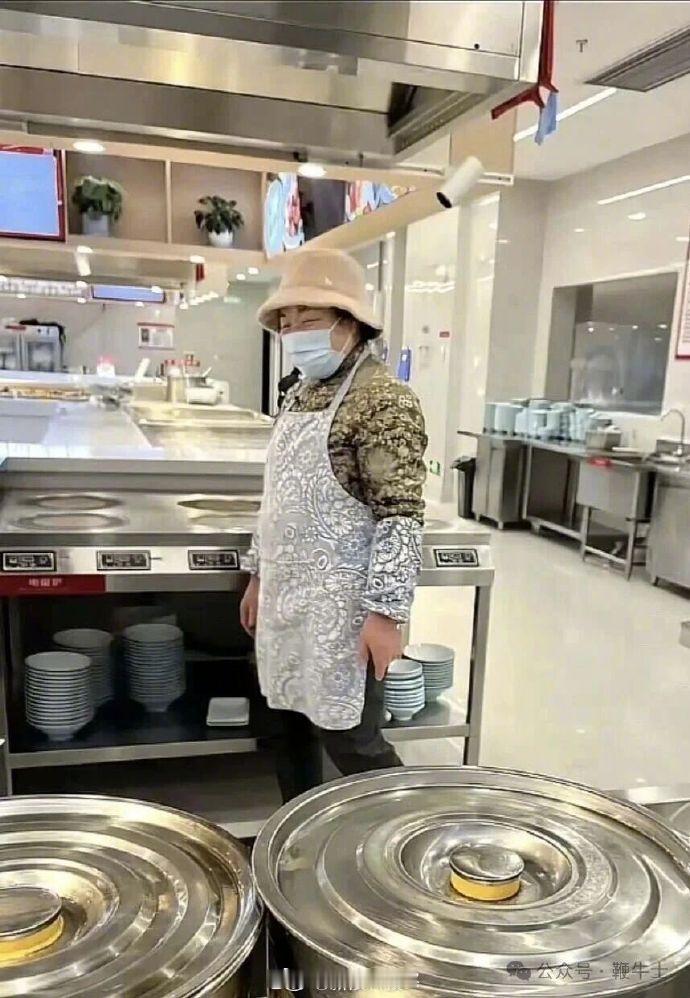 【刘强东父母现身京东食堂做饭】近日，有网友拍到刘强东父母在京东食堂为员工做饭。照