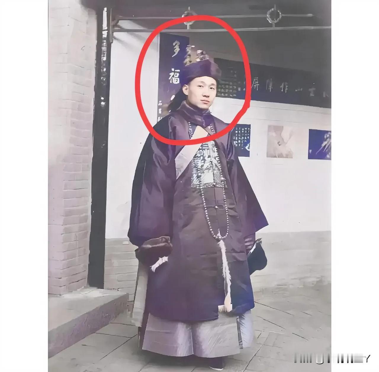 一张拍摄于1910年的老照片，大家看看这位身穿清朝官服的男子是谁！这才是他年轻时