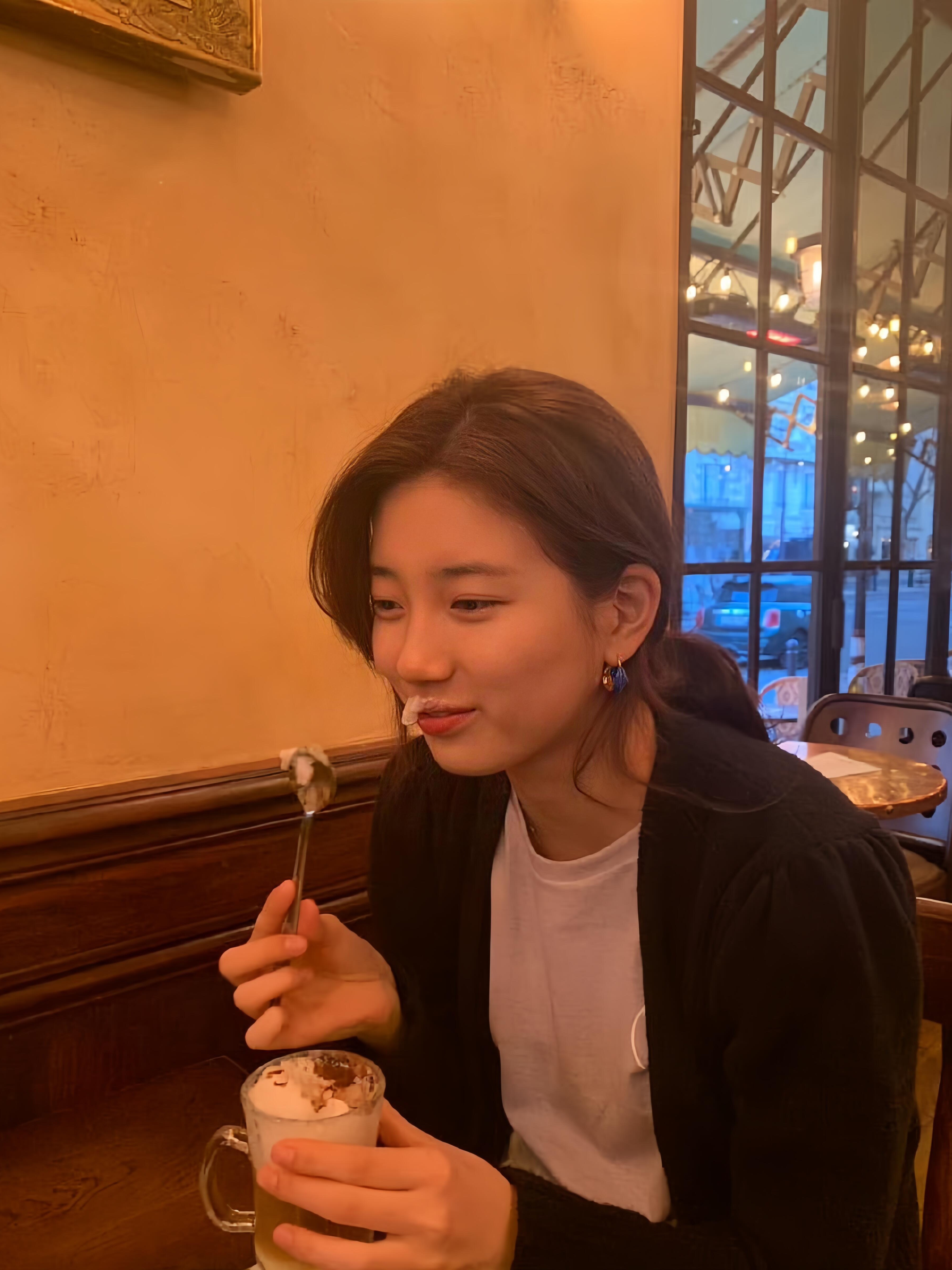 存一波裴秀智生活感餐桌拍照姿势  🍹（最喜欢她这种类型，美的不张扬还特别有气质