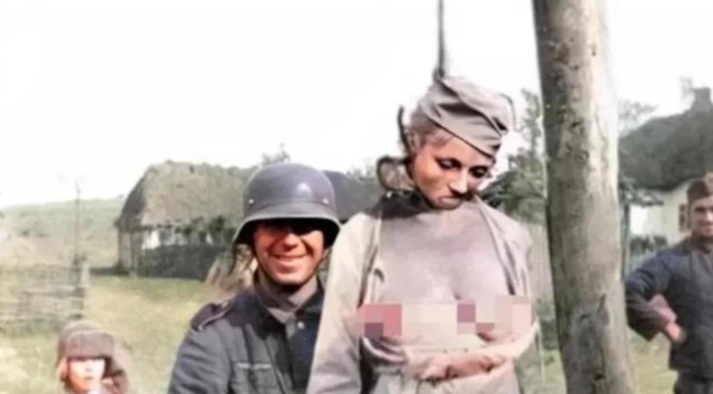 1941年，一名牺牲的苏联女兵，遗体被男兵吊在一棵树上，因为这张照片，苏联女兵的