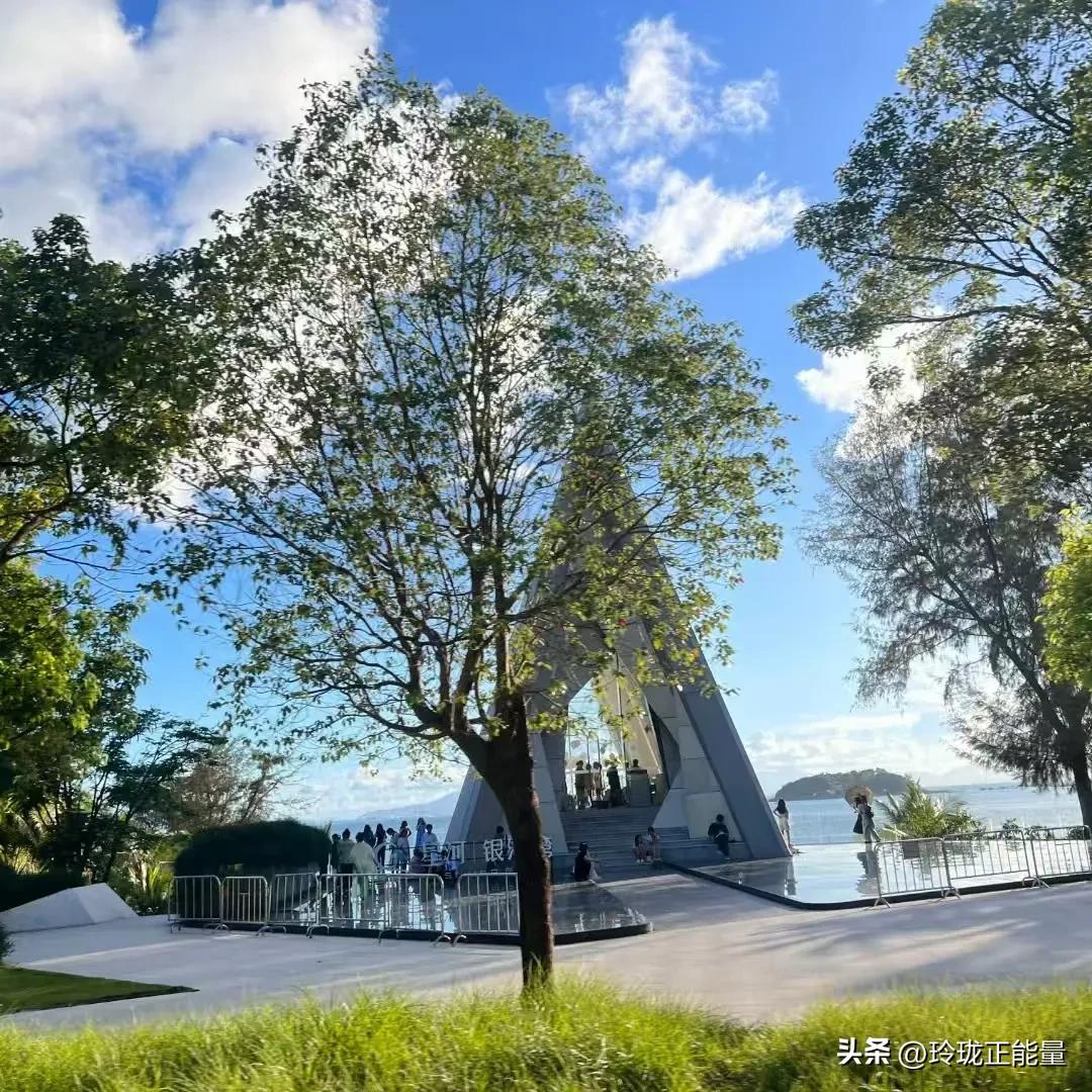 一点小事就暴躁易怒的人，骨子里藏着童年没愈合的伤
 
心理学家说：
“如果一个人