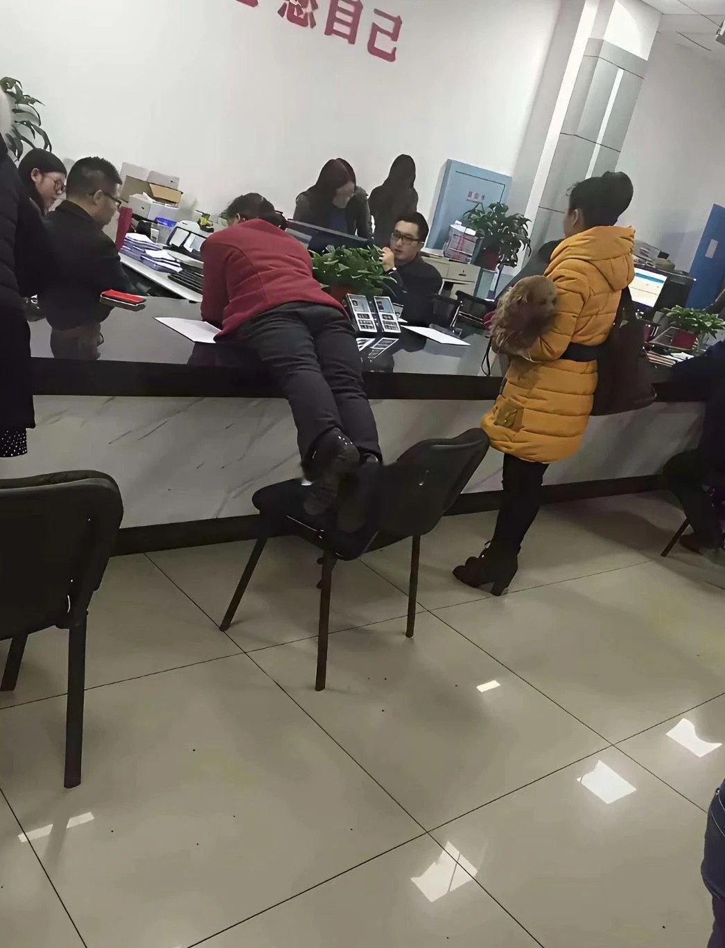 大娘你矜持点公共场合啊 