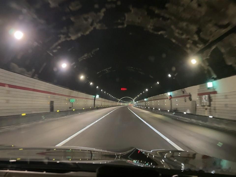 这个隧道6公里长，太帅了。
里边设施太美了，三车道，双向六车道。里边的设施太美了