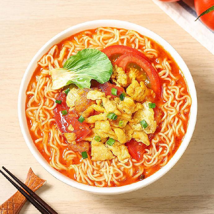 我做好了饭菜，孩子不吃。他说我做的饭太难吃了，要吃方便面。我同意了，我觉得偶尔吃