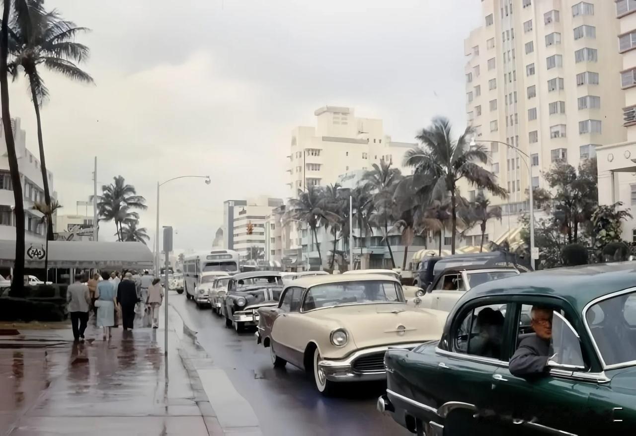 1950年，美国，迈阿密海滩的柯林斯大道街景