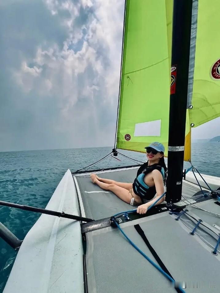 朱珠旅行美照曝光 温柔笑容惹人爱
近日，知名艺人朱珠在社交平台上分享了一组令人陶