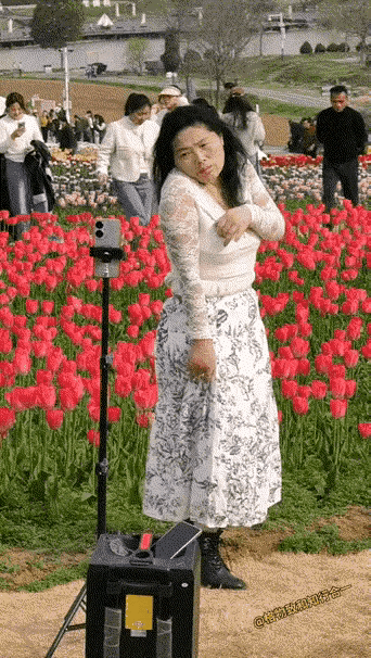笑麻了!一大妈身穿蕾丝长裙，披头散发在郁金香花丛里对着手机镜头各种搔首弄姿，这一