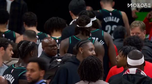 今天杨瀚森又没上场，罗威上场16分钟，克林根上场21分钟，还给格兰特打了10多分