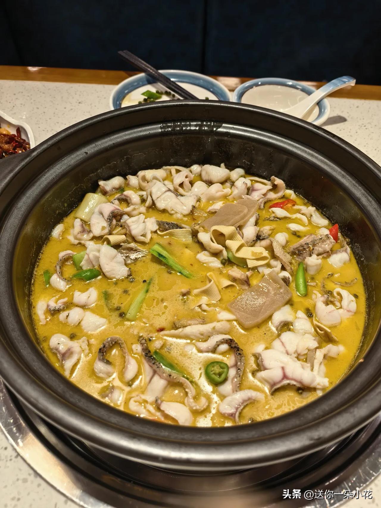 认识一周年，一起跑到泛悦搓了一顿。藤椒鱼锅底，一上来就把花椒选了一部分出来了，吃
