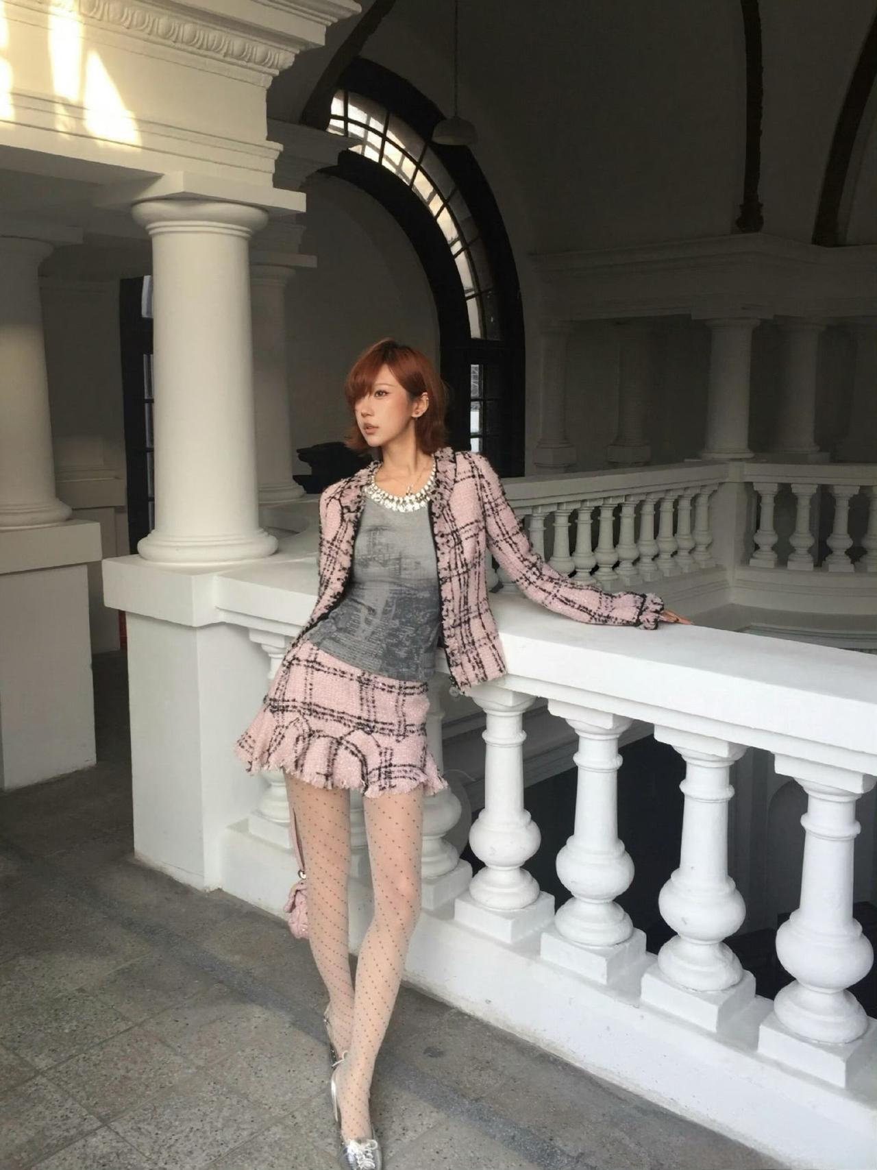 这套穿搭是甜酷复古的粉色小香风，精致又带少女俏皮感。粉黑格纹小香风套装自带复古名