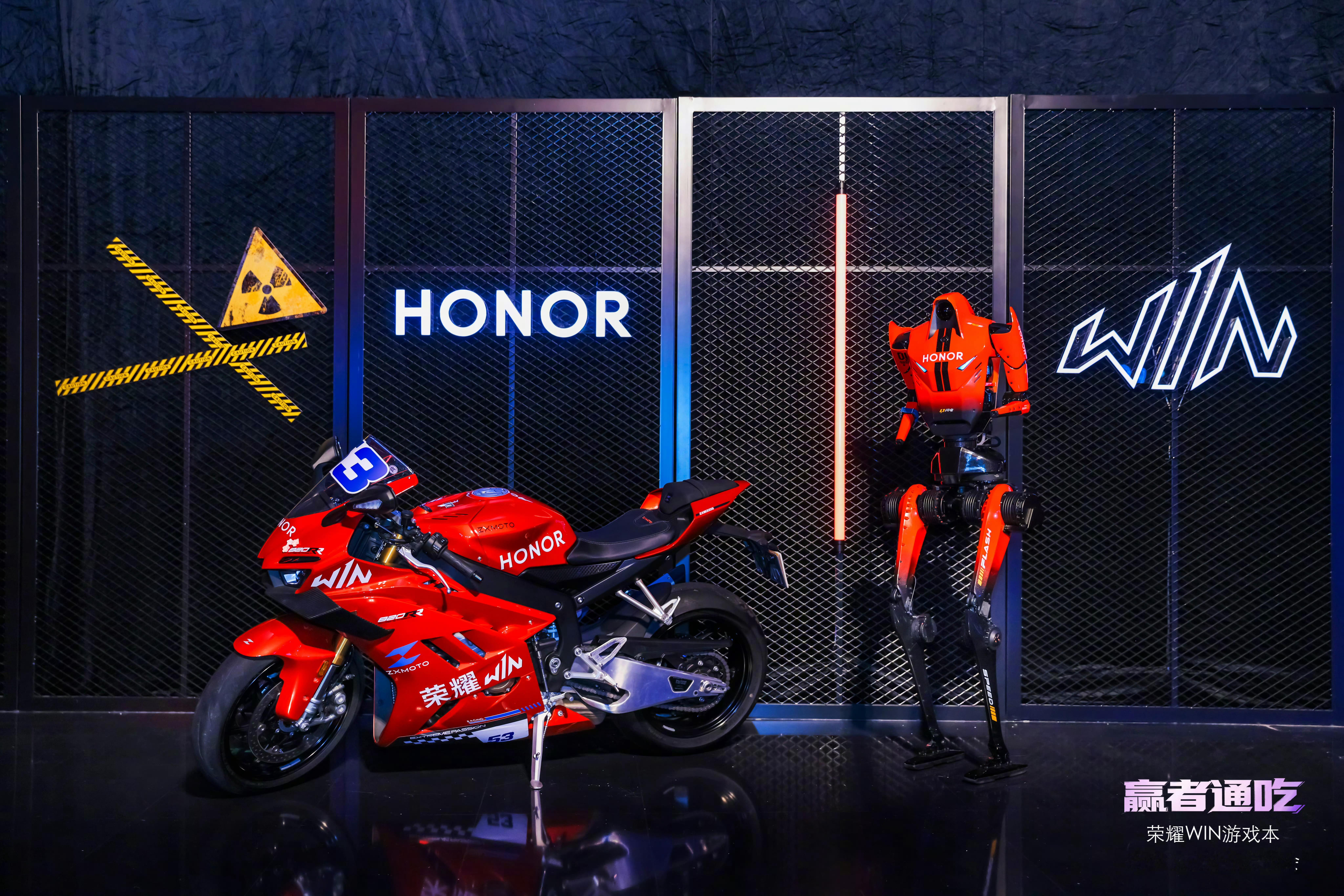 闪电和张雪机车放在一起挺配，都很快也很酷