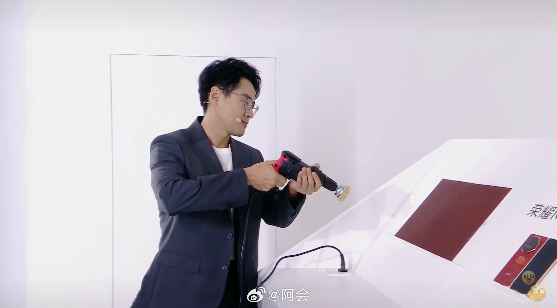 这应该是独一家敢这么玩的吧 荣耀Magic V6