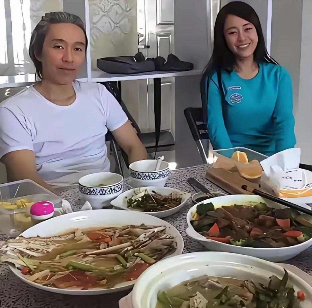 周星驰条件这么好的人，竟然也都是吃这些粗茶淡饭 