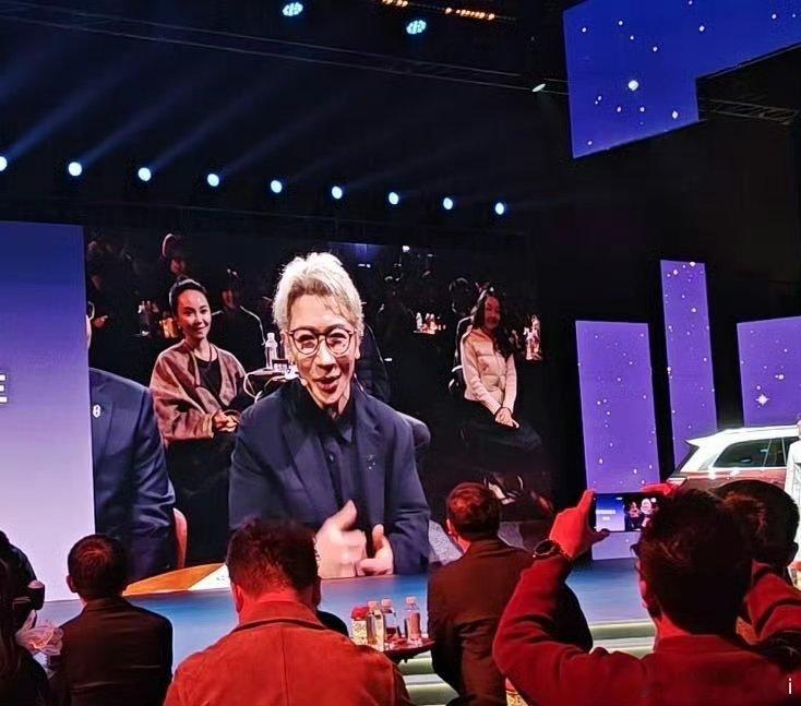 刘谦和余承东在深圳搭档表演魔术余承东在深圳被刘谦的魔术震惊了见证梦幻同框，深圳星