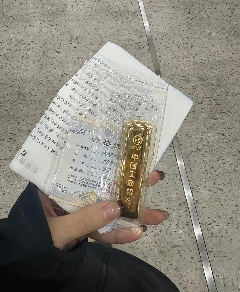 手里有黄金的人，
今天真的要血压飙升了，
昨天金价953一克，今天直接跌破了
9