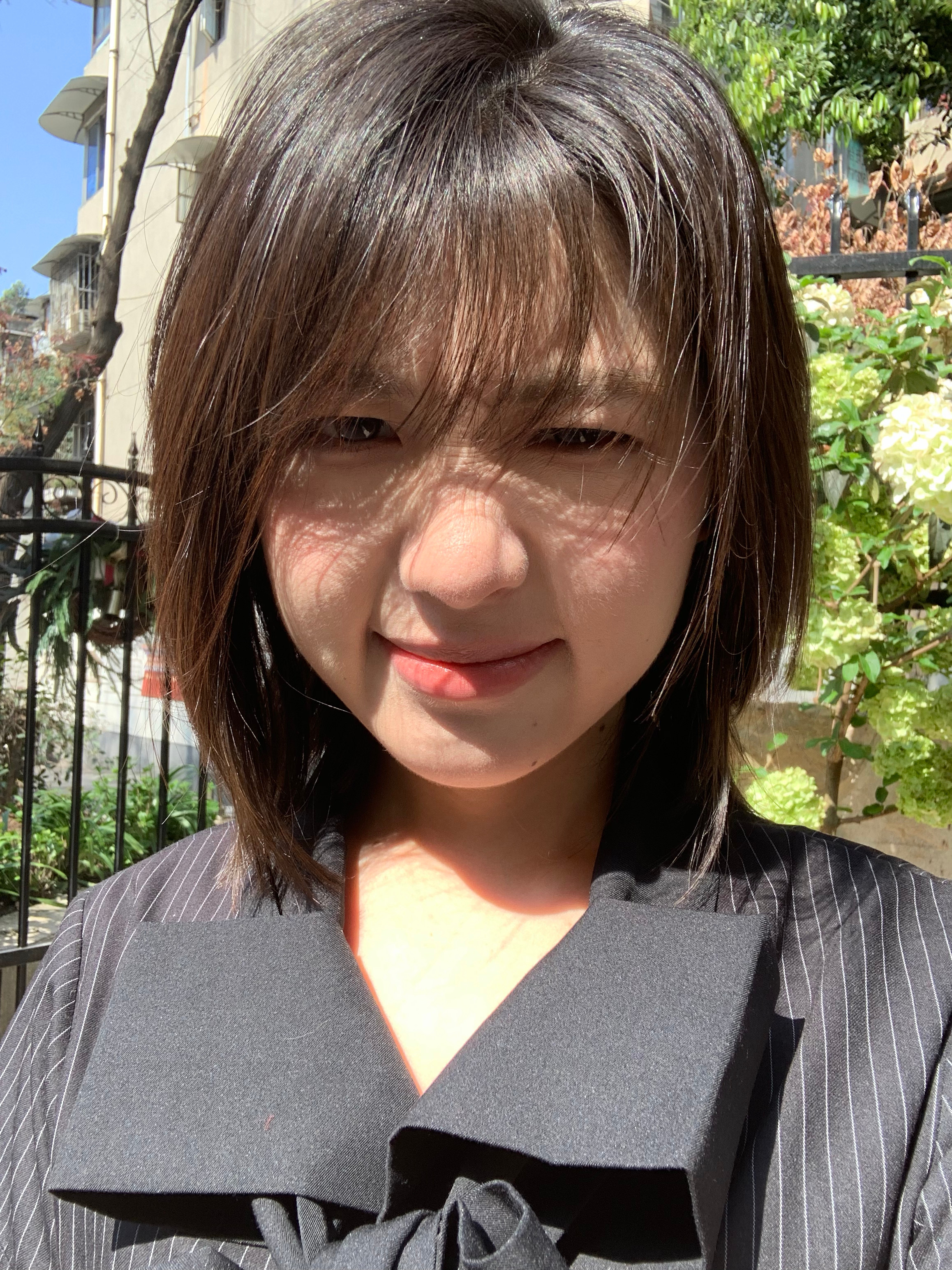 其实我真的觉得所有手机和妆容都吃光线 大家不管用什么手机拍照都要选择好天气（光线