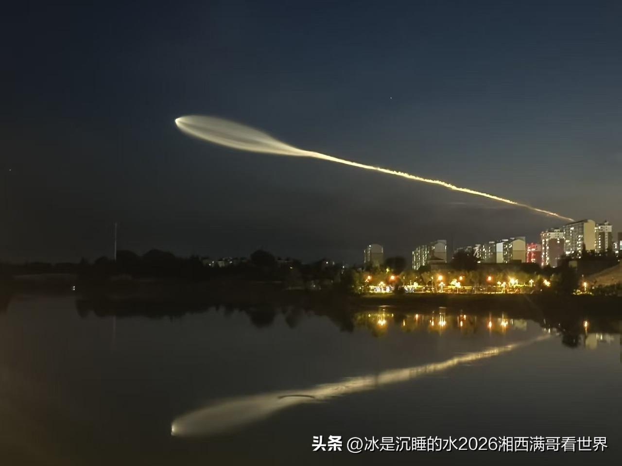 转发分享一组据说是长征6号甲运载火箭发射成功后，箭级分离的夜光云的绝美靓图。当然