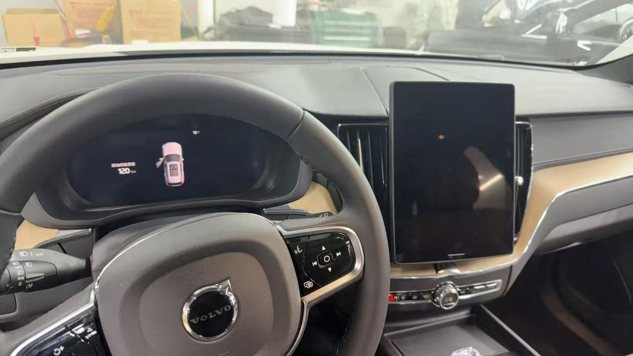 沃尔沃XC60走的是北欧极简风格，漂亮的内饰让整车的格调到位，摸起来细感细腻，不