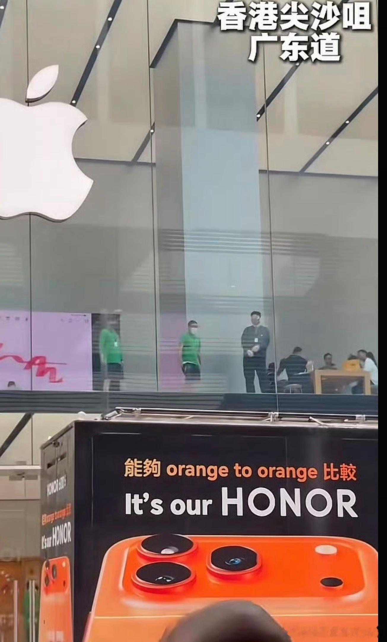 荣耀在香港苹果店门口用卡车宣传荣耀600系列新机荣耀回到了自己的熟悉的宣发节奏当