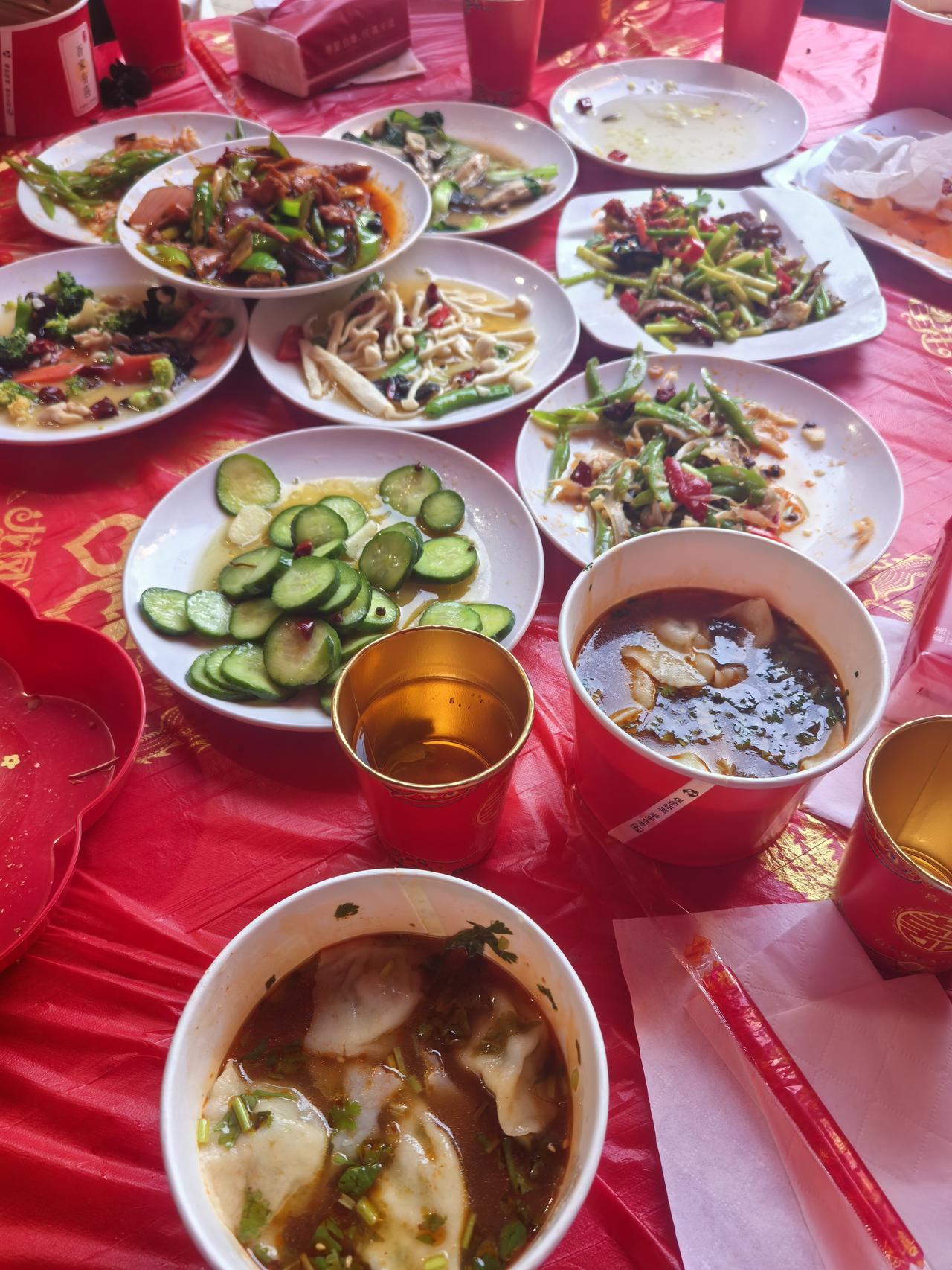 红绸喜棚，热气腾腾的饺子，还有当年一起走过校园、当过邻居的我们。
看着他儿子身着