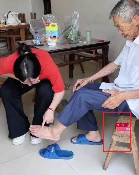 “比高考成绩更重要的，是一个人的品质。”
看到这个女孩红着眼眶为爷爷按摩脚时，我