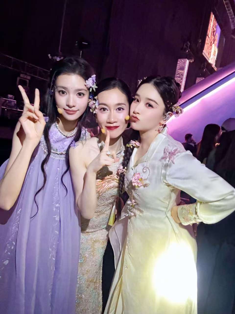 阚清子我们要永远给自己打满分阚清子晒和姐姐们的合照 姐姐们都超棒的！ 