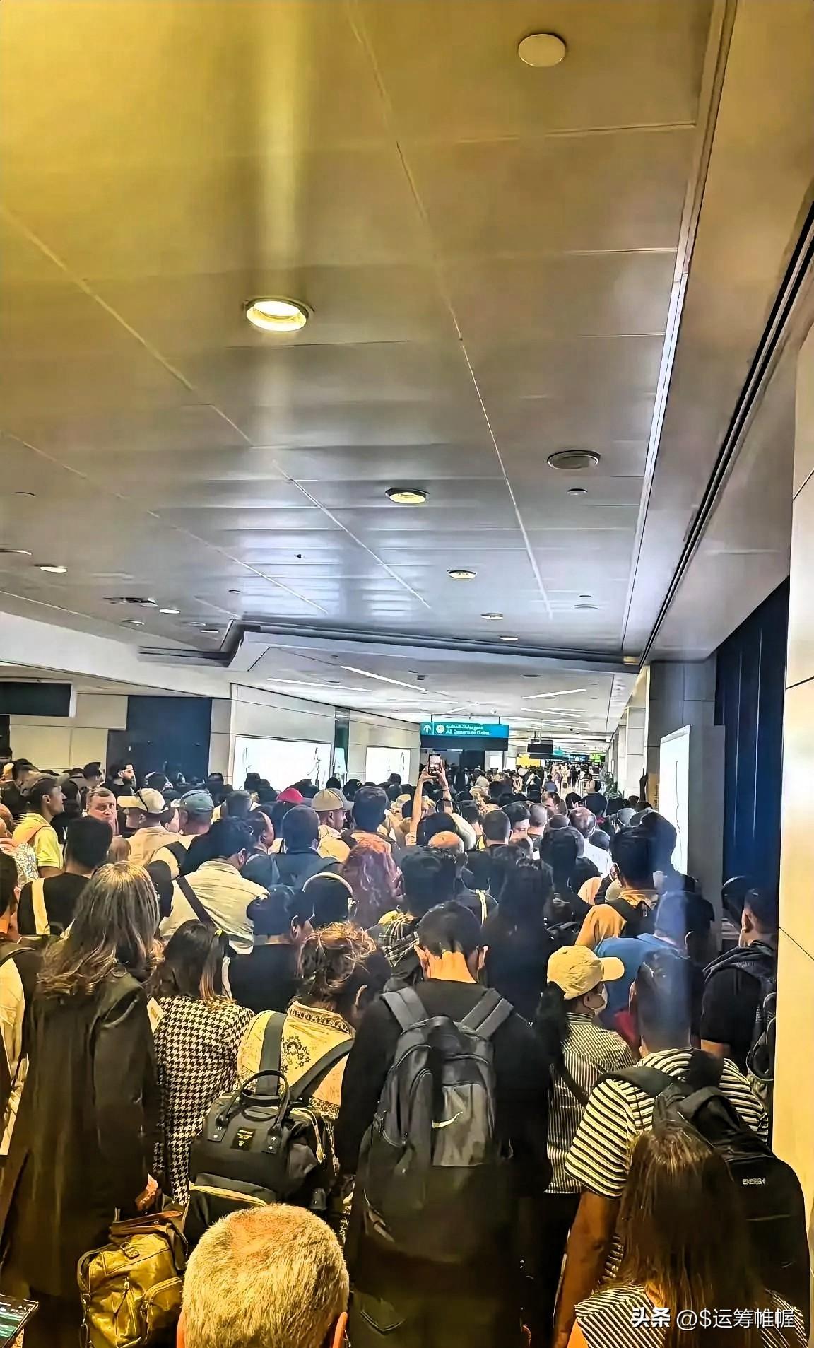 我问在迪拜的朋友，现在那边到底乱成啥样了。
朋友发来一张照片，迪拜机场大屏幕上一