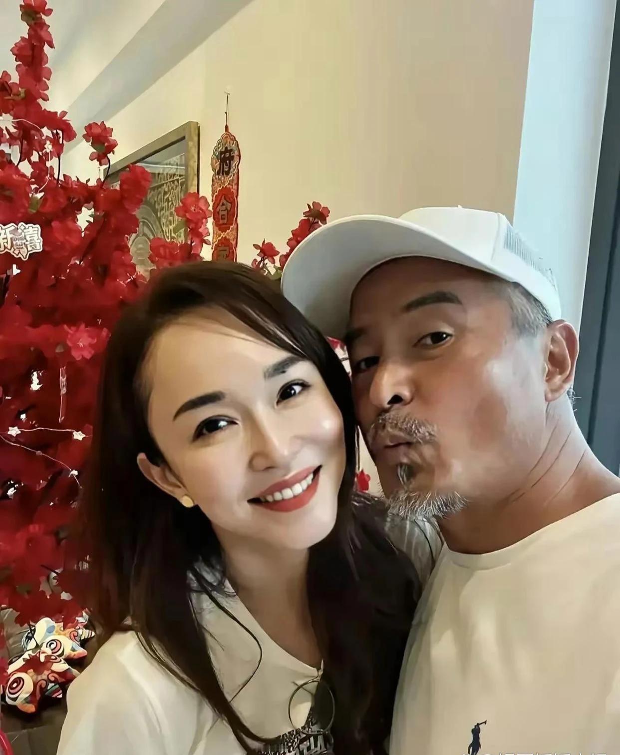 把老公熬成爹的除了范文芳，还有一个蒋勤勤！
陈建斌和蒋勤勤坐在一块简直就是两辈人