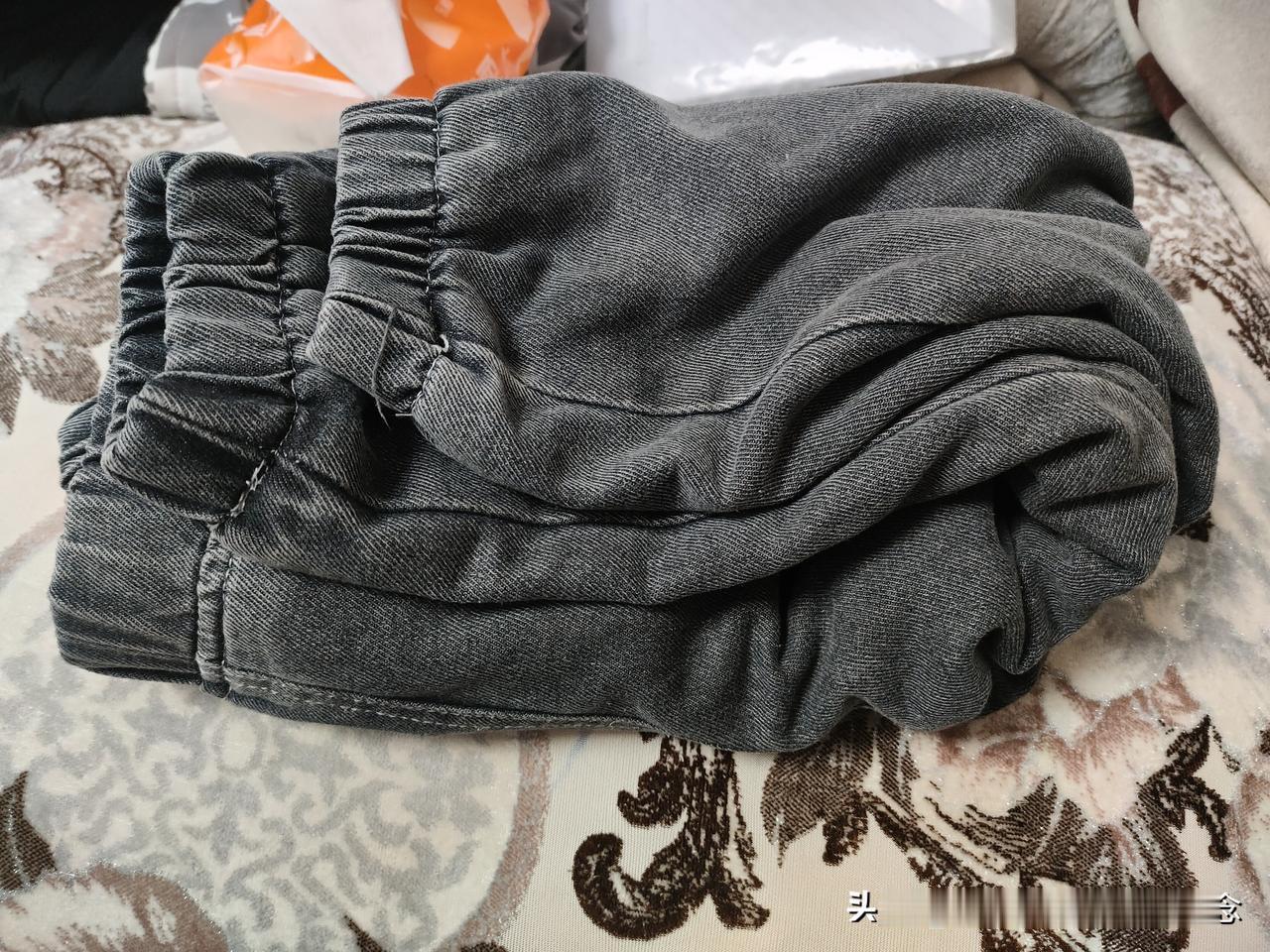 我表婶，六三年生人，在县铁厂干了二十年。她能独自推动几百斤的原料车。去年春天，她