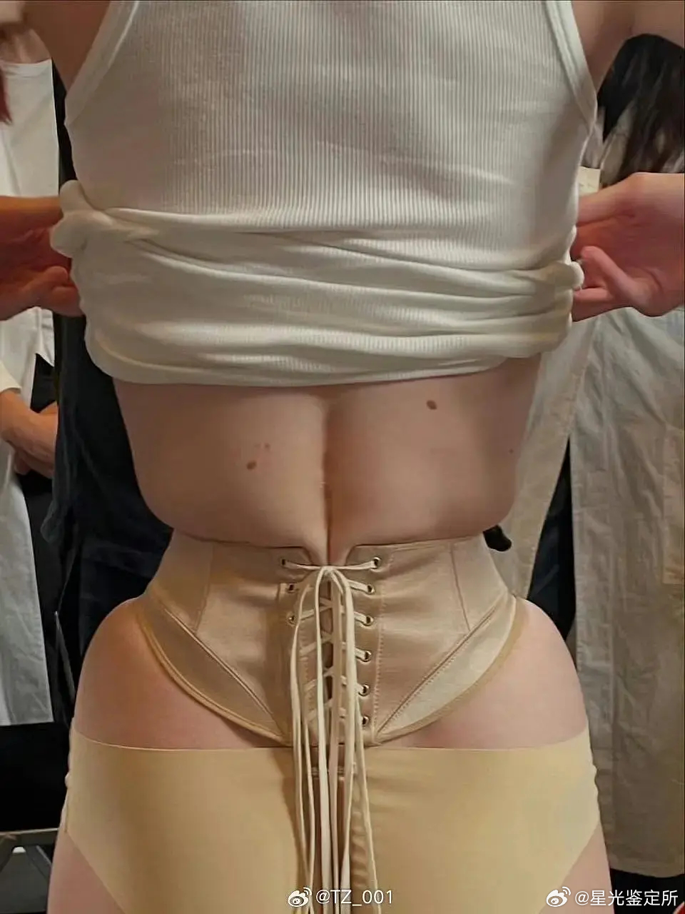杨超越代言的束腰被粉丝diss 了 