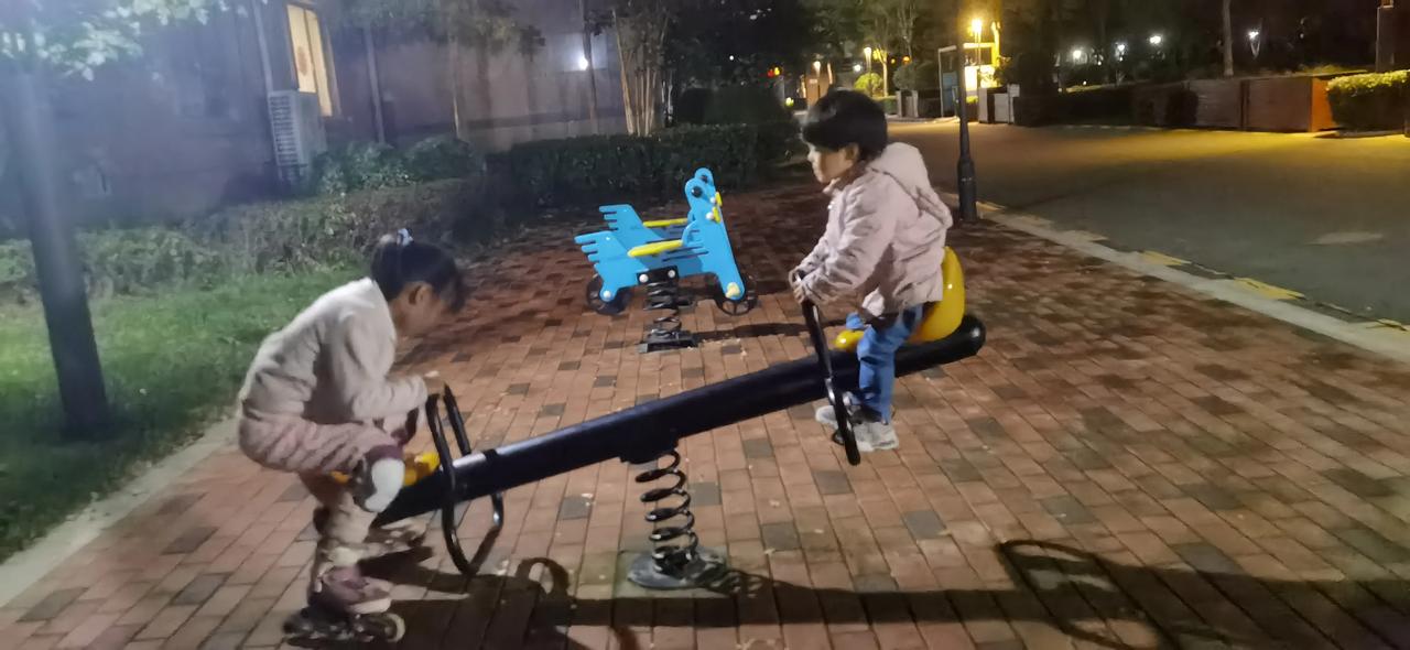 两个小朋友玩的不亦乐乎，开心就好。