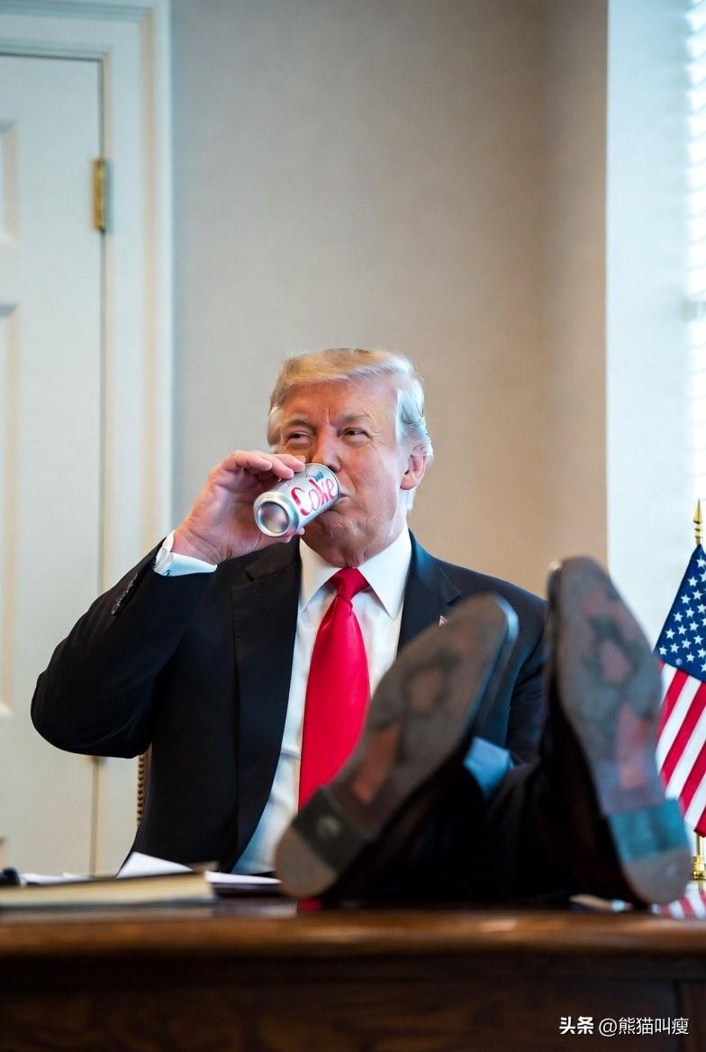 老特可能完全不清楚自己在说什么，一直在左右脑互搏。

几天前他硬说美军炸的女子学