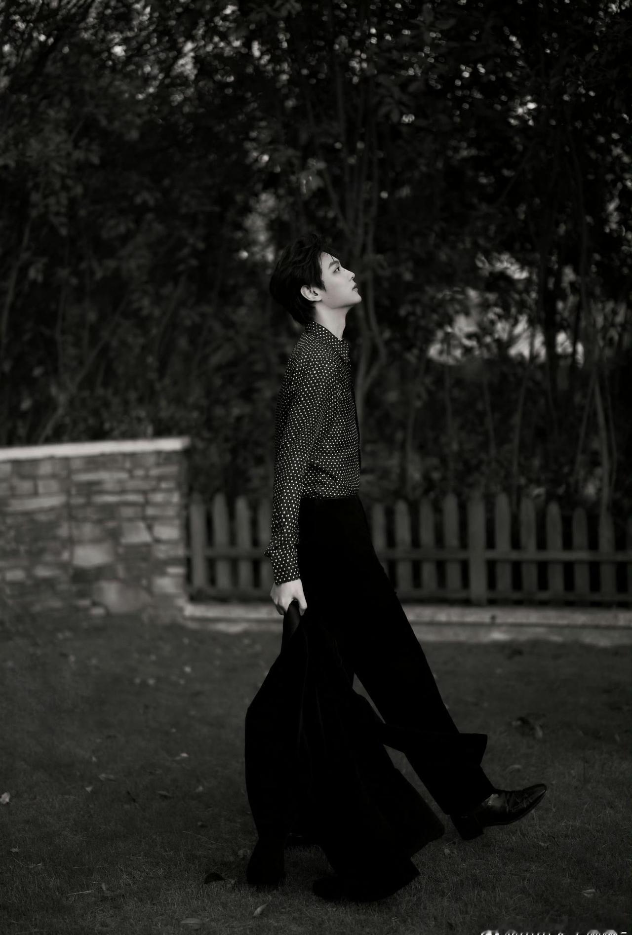 田栩宁  txn未完待栩 

世界的温柔，是晚来的善意和干净的你。地球和太阳都不