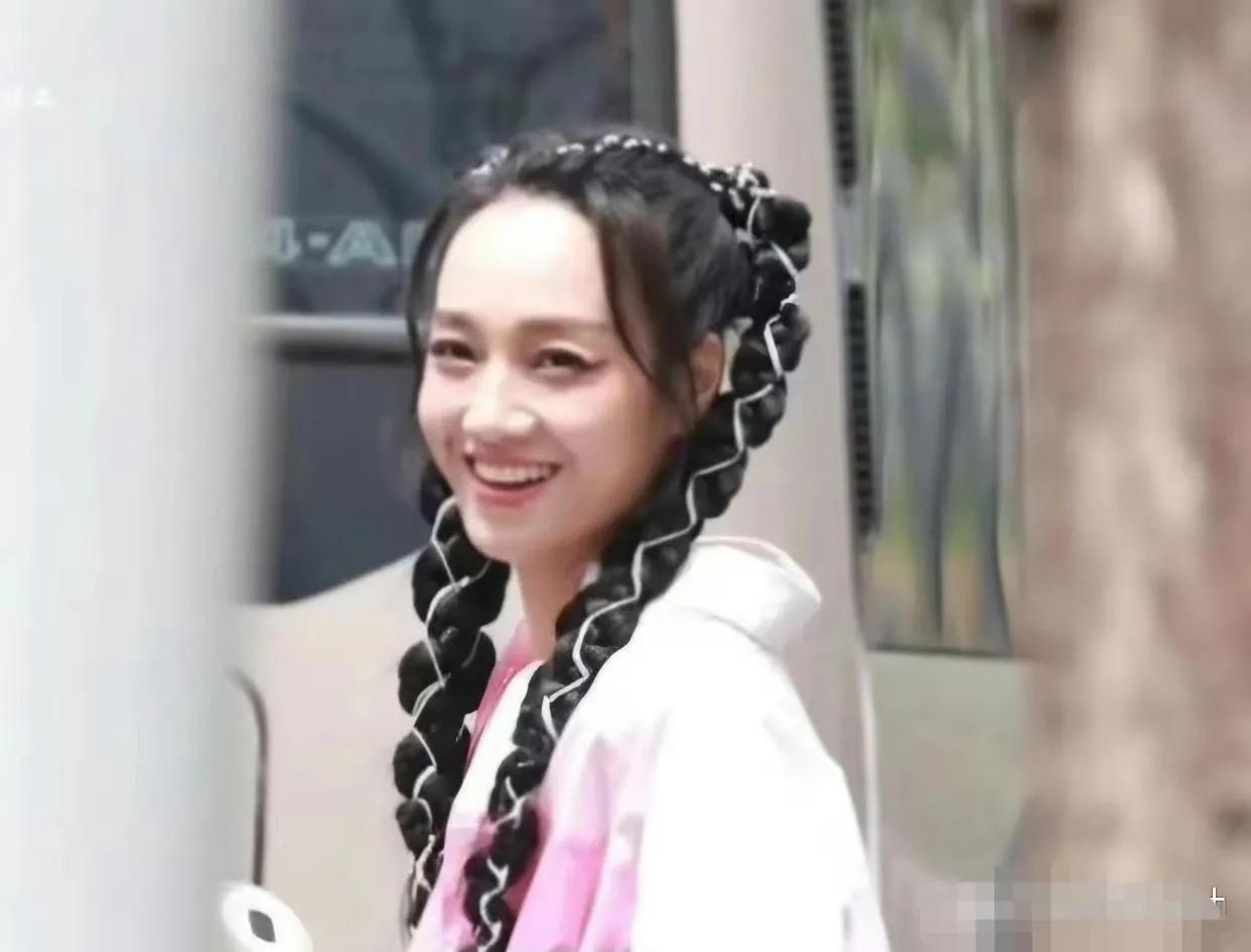 大家没有看错，图片中这个打扮的花枝招展的女子是朱丹。

她浓妆艳抹，扎着两个粗粗
