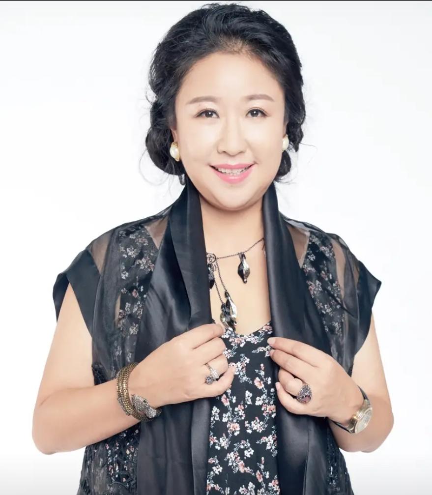 母亲是老戏骨，姐姐是国家一级演员，她嫁给摆摊丈夫，儿子是骄傲娱乐 明星