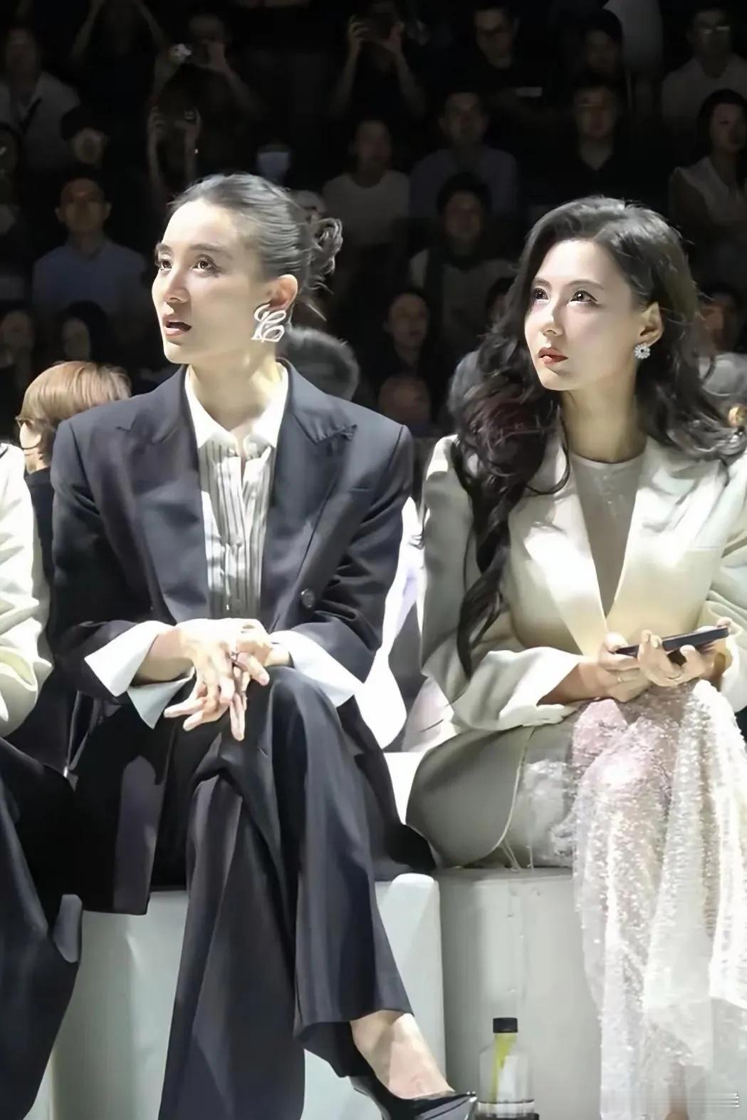 两个快奔五的女人坐在一起真的好养眼啊！张柏芝年轻时的颜值那真的是顶级美女，而宋佳