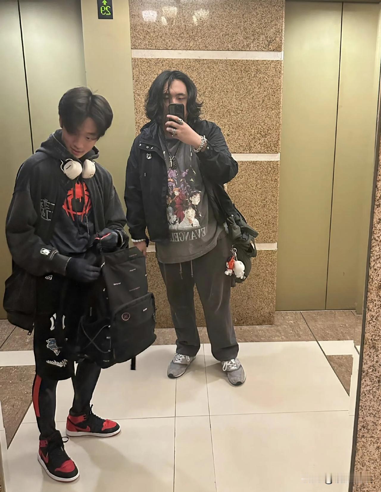 综艺《爸爸去哪儿》里的好兄弟“曼杨杨”组合万圣节聚会！
自从杨阳洋去香港读书后，