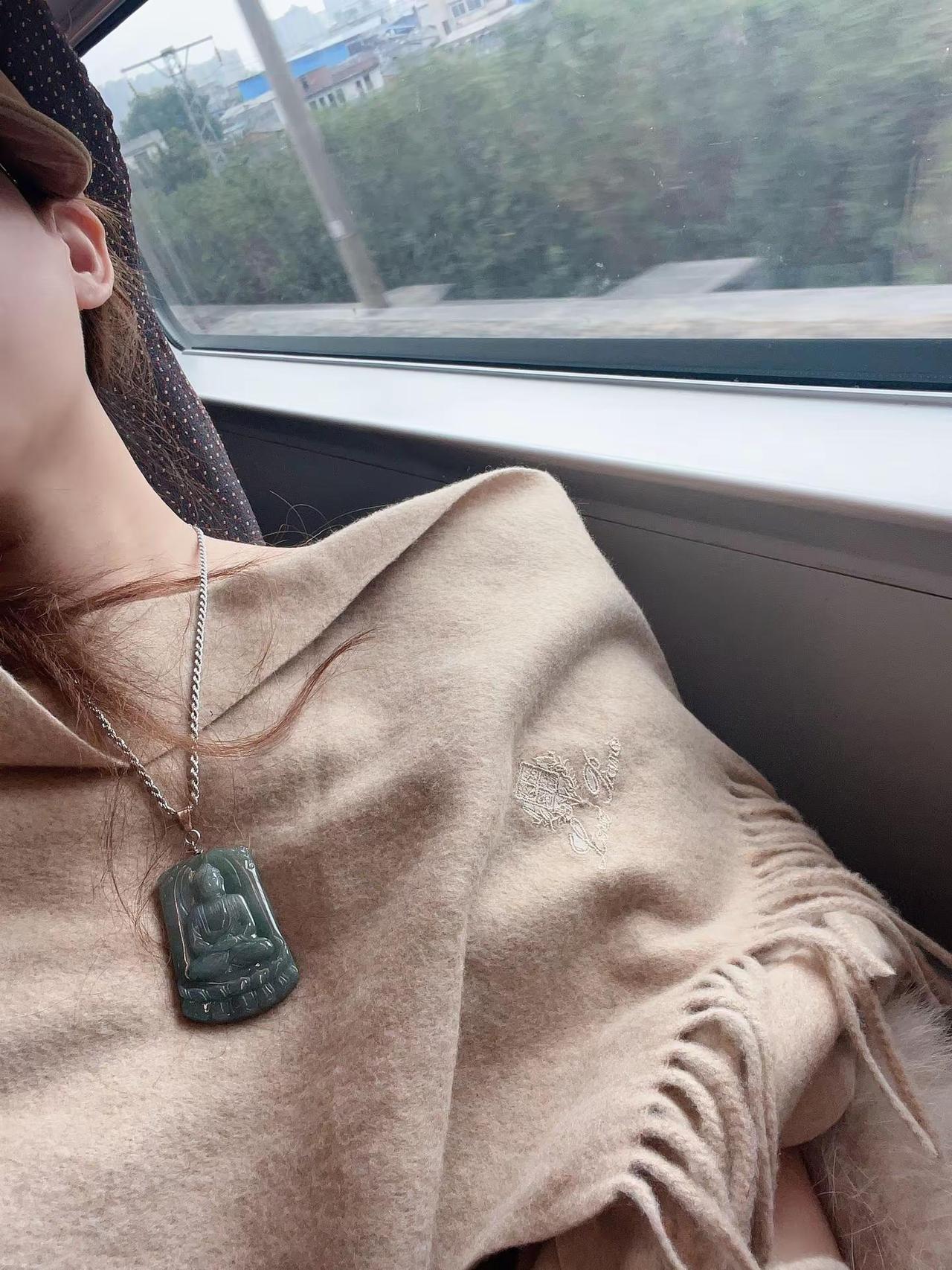 结束退休生活 回沪开工饰品搭配