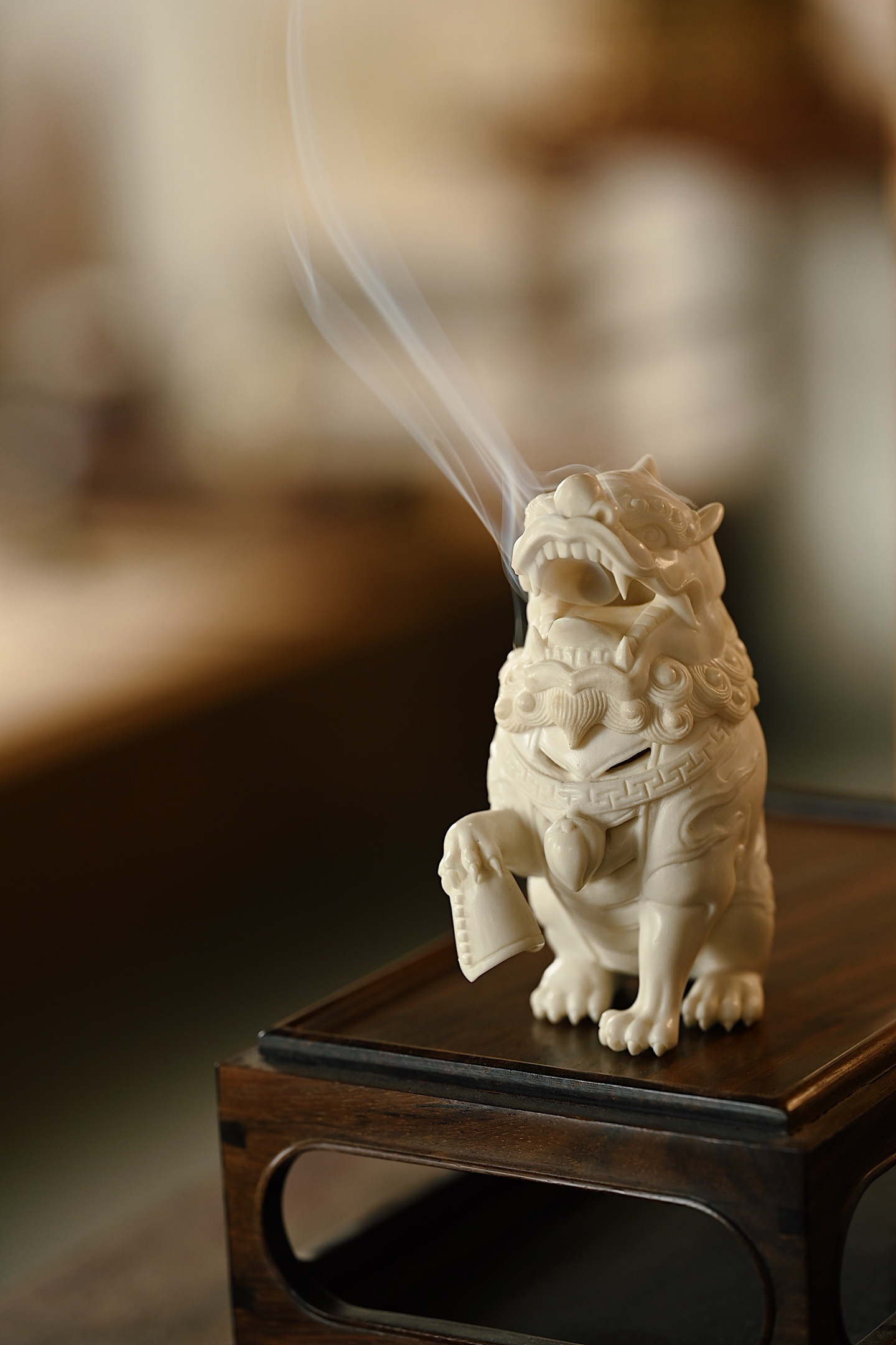 鹿角 | 瑞兽 香炉择料细腻，雕刻瑞兽踞于案上，兽口微张，鬃毛卷曲如祥云流转，爪