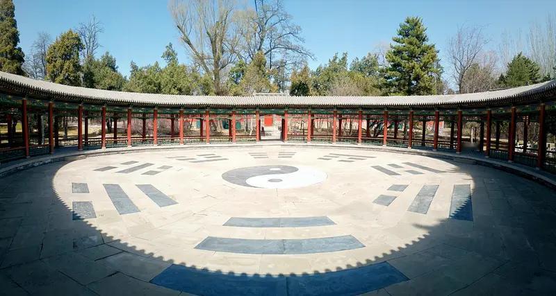 剑走偏锋，可应急不可持久；
双向奔赴，和谐共生可持续。
八卦二极，阴阳平衡中正道