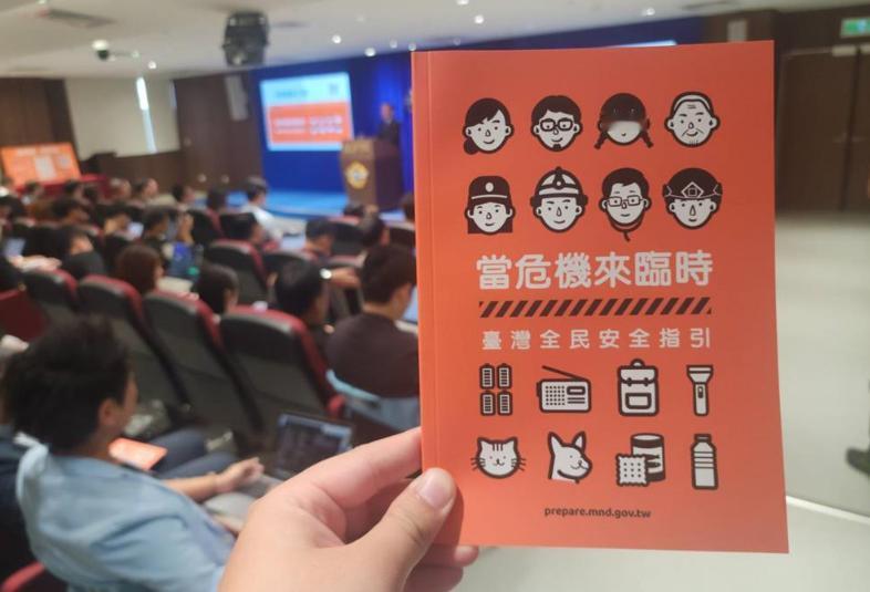 台军提醒民众：开战时，解放军会扮成台军，你们看见穿军服的就跑。我国台湾省军方竟然