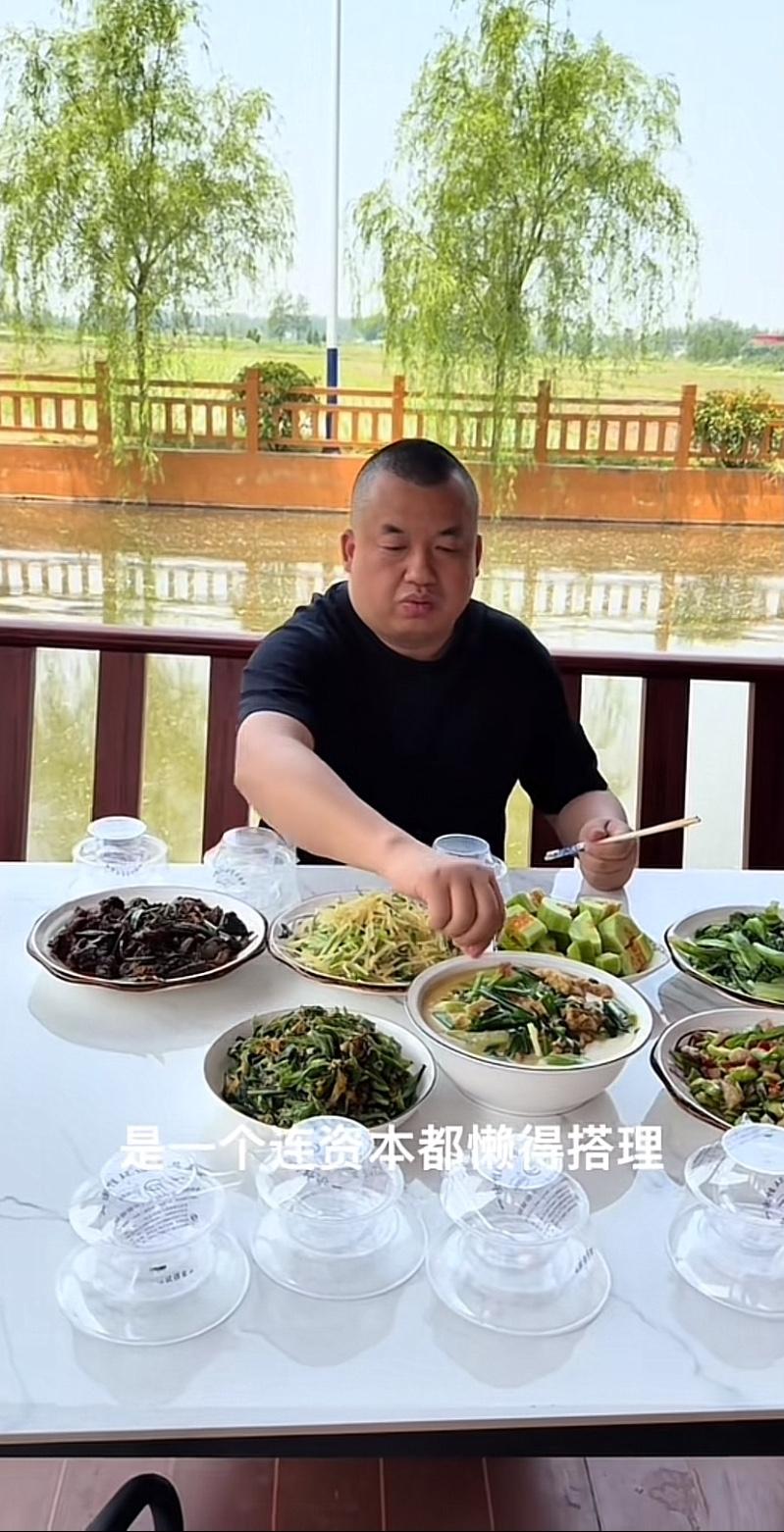 北京坤哥太绝了，今天是父亲节，他带着保镖亲自下厨，忙活了半天，做了一桌子绿色蔬菜