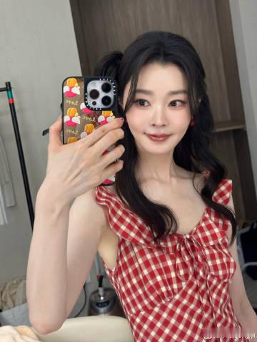 宋轶红裙对镜拍 宋轶红裙对镜拍直接美翻！一袭红裙明艳动人，随手一拍都自带高光，求