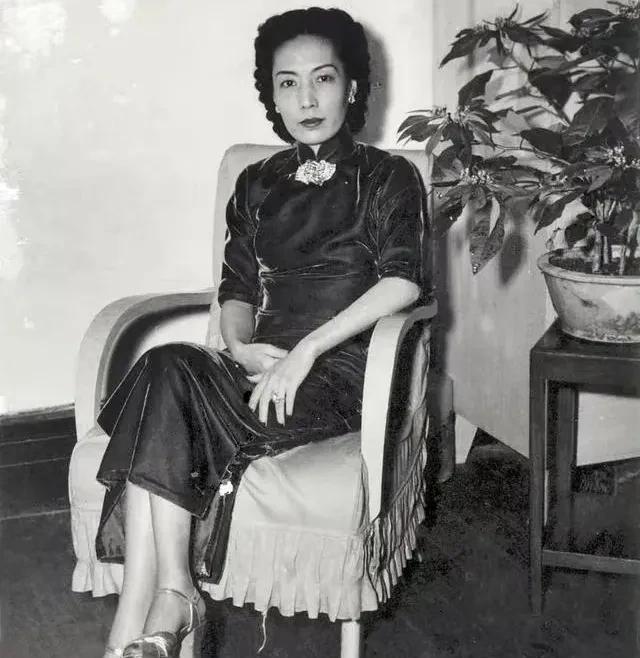 1929年，梅兰芳准备赴美演出，孟小冬与福芝芳因谁跟着去吵起来，福芝芳称孟小冬刚