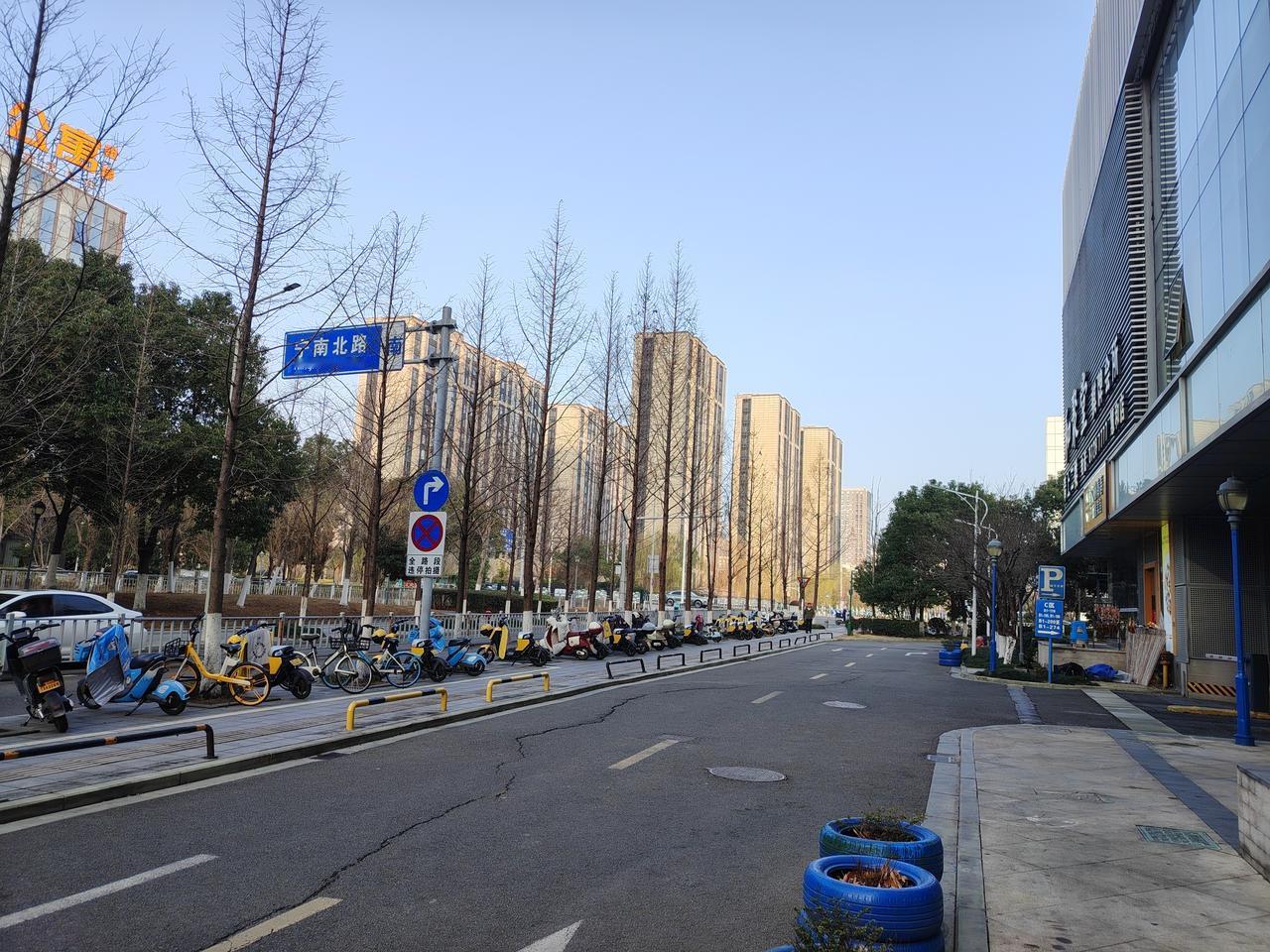 不到50岁就“退休”在家，整天游手好闲，靠儿女打工赚钱养家的家庭。与辛勤打拼，积