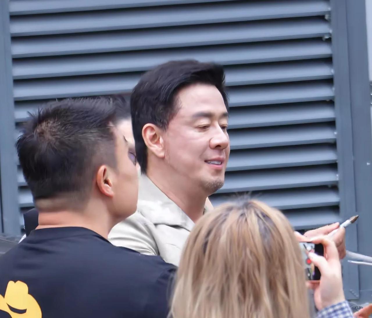 杨坤，变得不敢认了！
 
6月19日端午节，有网友晒出了偶遇杨坤的照片，好久不见