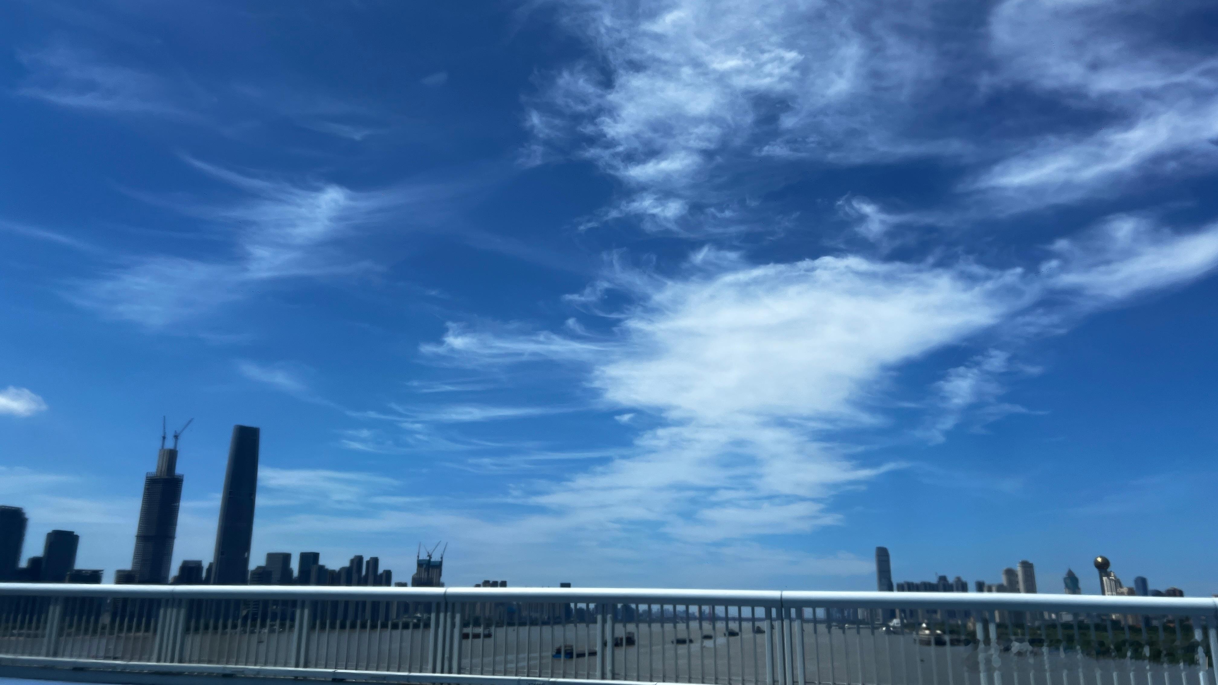 天气是好，但是也太热了点，外面已经30多度[苦涩]武汉 ​​​