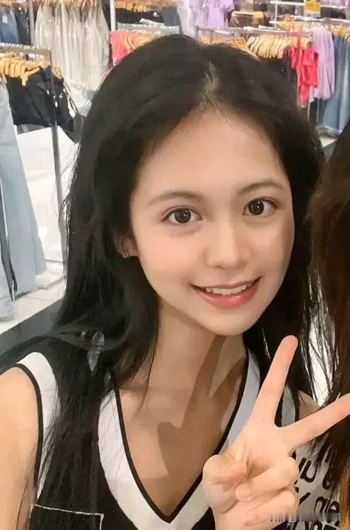 到底谁才是娱乐圈最美星二代？
翁虹的女儿叫刘莳，17岁
任达华的女儿叫任晴佳，2